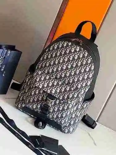 La mochila DIOR Dior para hombre está hecha de cuero original importado de primer nivel y una versió