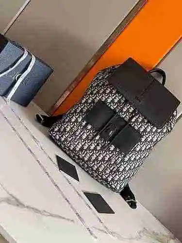 La mochila DIOR Dior para hombre está hecha de cuero original importado de primer nivel y una versió