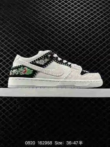 La serie de zapatos de tabla Nike SB Zoom Dunk Low, número 29 de la empresa, es un zapato de tabla d