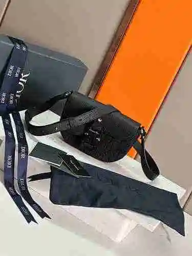El bolso bandolera DIOR Dior para hombre está hecho de cuero original importado de primer nivel y un