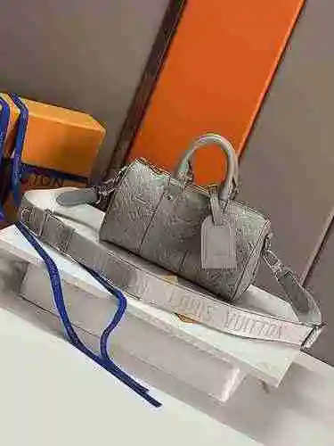 El bolso LV está hecho de cuero original importado de primer nivel y una versión réplica de alta gam