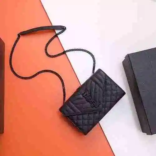 El bolso con cadena YSL Saint Laurent adopta una versión de alta gama de cuero original importado de