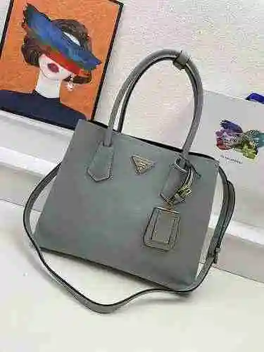 El bolso está hecho de cuero original importado de primer nivel y una réplica de alta gama para su e