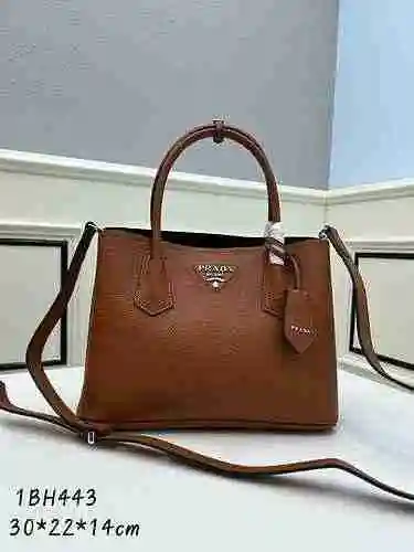 El bolso está hecho de cuero original importado de primer nivel y una réplica de alta gama para su e