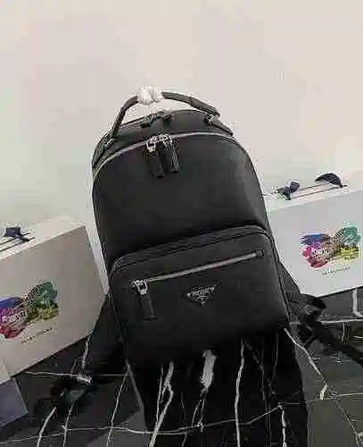 PRADA La mochila exclusiva para hombre de Prada está hecha de cuero original importado de primer niv