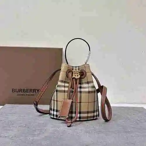 Burberry Bucket Bag está hecho de cuero original importado de primera calidad y una versión réplica 