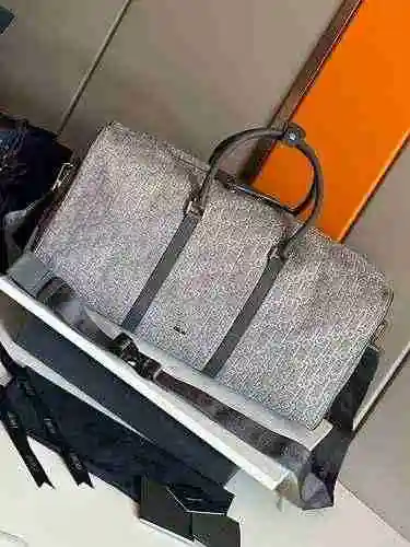El bolso de viaje para hombre DIOR Dior está hecho de cuero original importado de primer nivel y una