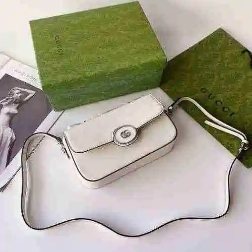 El bolso bandolera GUCCI Gucci está hecho de material de lona importado con una bolsa de regalo de e