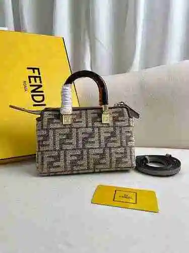 FENDI El bolso Fendi adopta una versión de réplica de alta gama de cuero original importado de prime