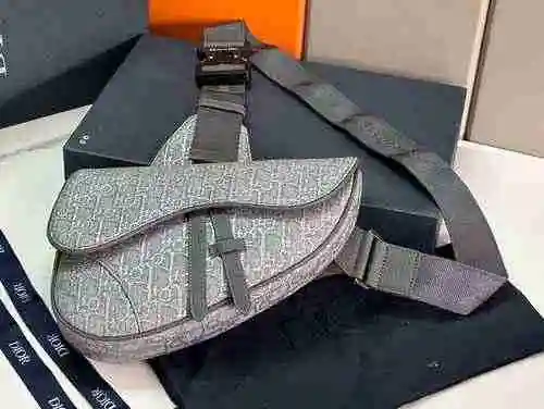 La bolsa de sillín DIOR Dior para hombre está hecha de cuero original importado de primer nivel y un