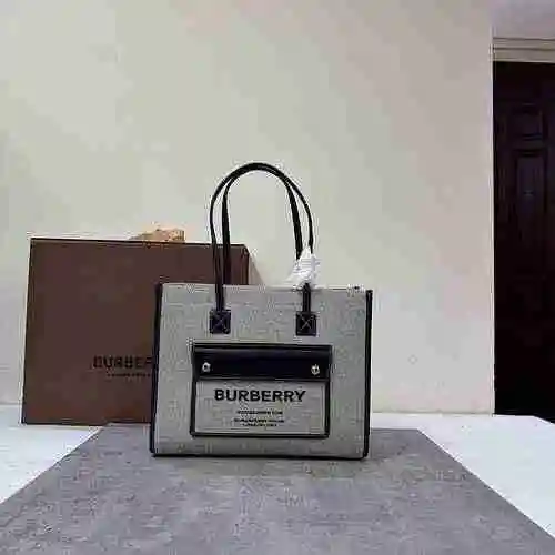 El bolso Burberry está hecho de cuero original importado de primer nivel y una versión réplica de al