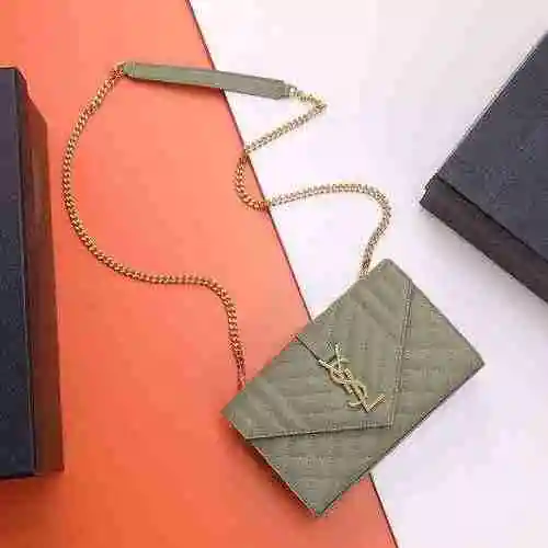 El bolso con cadena YSL Saint Laurent adopta una versión de alta gama de cuero original importado de