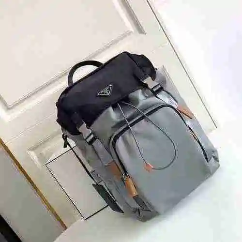 PRADA La mochila exclusiva para hombre de Prada está hecha de cuero original importado de primer niv