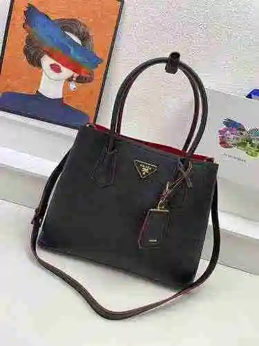 El bolso está hecho de cuero original importado de primer nivel y una réplica de alta gama para su e