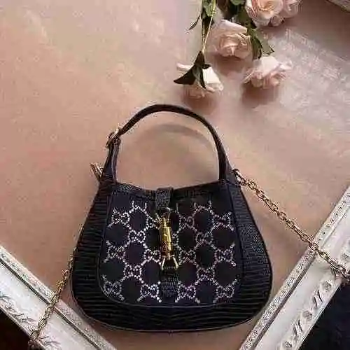 El bolso GUCCI Gucci Tote está hecho de material de lona importado, con una bolsa de regalo de entre