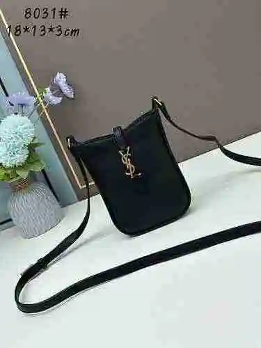 La bolsa para teléfono móvil YSL Saint Laurent está hecha de material de lona importado con una bols