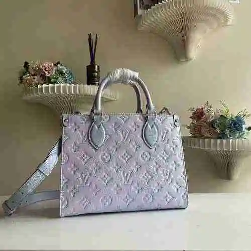 El bolso adopta cuero original importado de alto nivel y una réplica de alta gama para la entrega. B