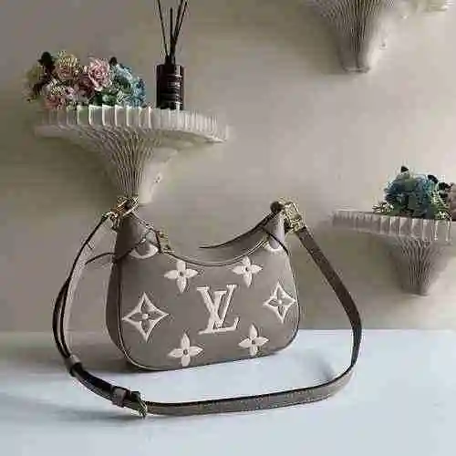 El bolso cruzado está hecho de cuero original importado de primer nivel y una versión réplica de alt