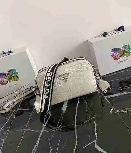 PRADA El bolso cruzado diagonal con correa para el hombro Prada está hecho de cuero original importa