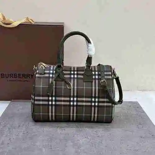 Burberry Pillow Bag está hecho de cuero original importado de primer nivel y una versión réplica de 