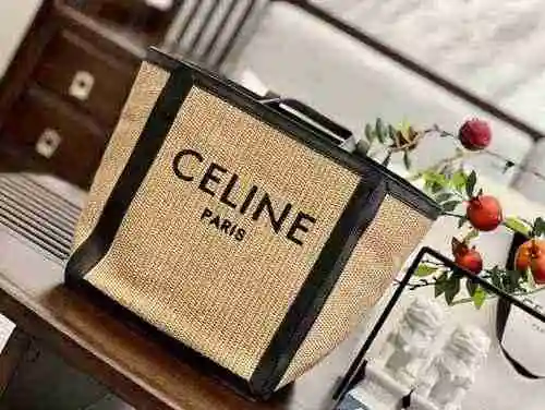 La bolsa de compras está hecha de material tejido de paja importado, con una bolsa de regalo de entr