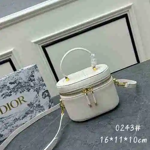La bolsa de maquillaje DIOR Dior está hecha de material de lona importado y es una bolsa de regalo d