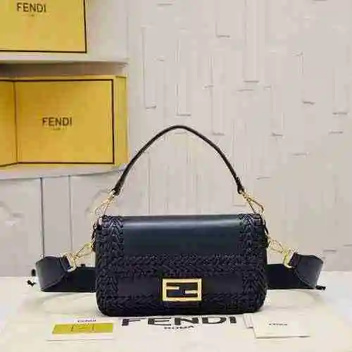 El bolso cruzado Fendi Fendi está hecho de material de lona importado, con una bolsa de regalo de en