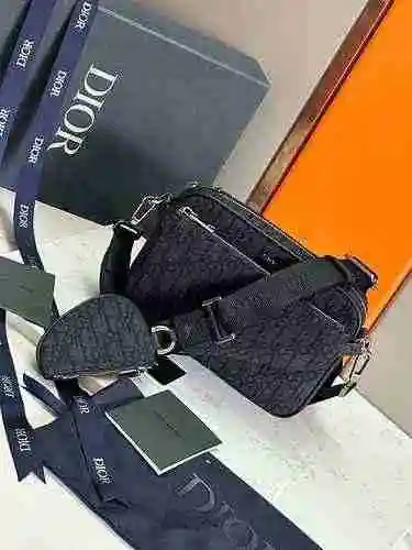 La bolsa de sillín DIOR Dior para hombre está hecha de cuero original importado de primer nivel y un