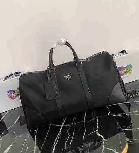 PRADA La bolsa de viaje exclusiva para hombres de Prada está hecha de cuero original importado de pr