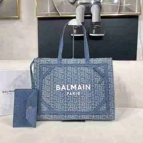 La bolsa de compras está hecha de tela vaquera importada con una bolsa de regalo de entrega de alta 