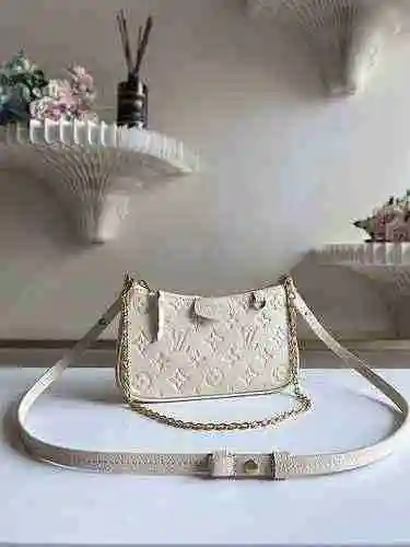 El bolso cruzado está hecho de cuero original importado de primer nivel y una versión réplica de alt