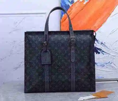 El maletín exclusivo para hombres LV está hecho de cuero original importado de primer nivel y una ve