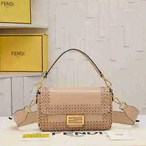 El bolso cruzado Fendi Fendi está hecho de material de lona importado, con una bolsa de regalo de en