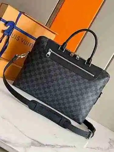 El maletín especial para hombres LV adopta cuero original importado de alto nivel y una versión répl