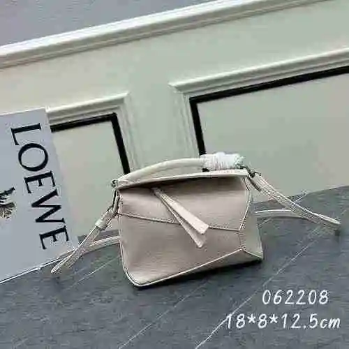 El bolso bandolera LOEWE Loewe está hecho de material de lona importado, con una bolsa de regalo de 