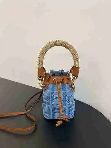 Fendi El bolso tipo bombonera Fendi está hecho de material de lona importado, con una bolsa de regal
