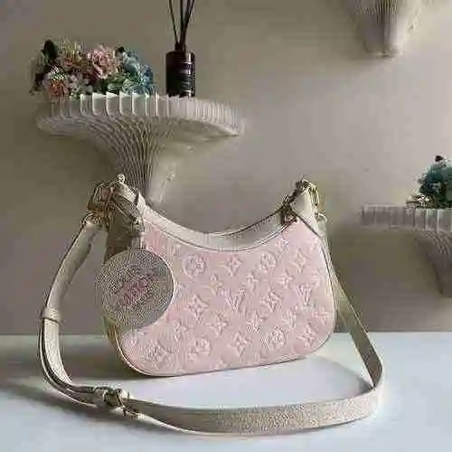 El bolso cruzado está hecho de cuero original importado de primer nivel y una versión réplica de alt