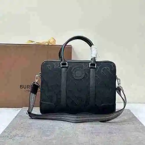 El maletín para hombre de Burberry está hecho de cuero original importado de primer nivel y una vers