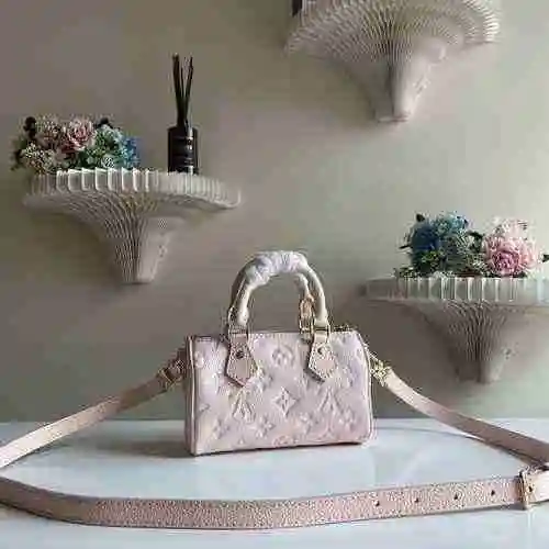 El bolso adopta cuero original importado de alto nivel y una réplica de alta gama para la entrega. B