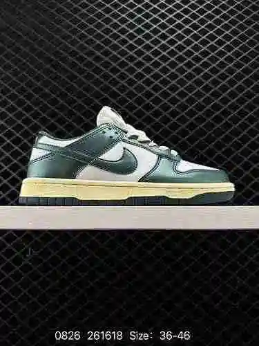La colección de zapatos de críquet Nike SB Zoom Dunk Low es una zapatilla casual clásica y versátil 