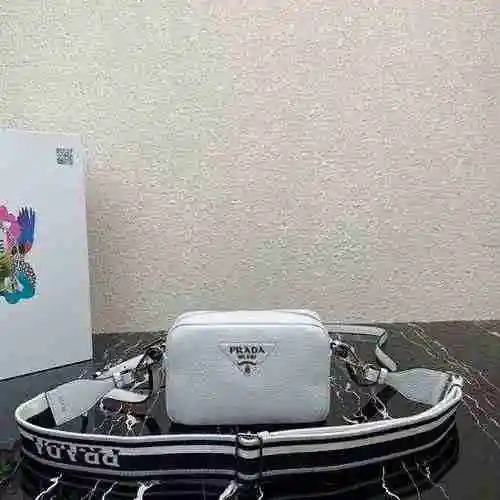 PRADA El bolso cruzado diagonal con correa para el hombro Prada está hecho de cuero original importa