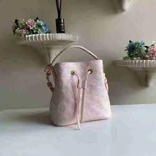 El bolso tipo cubo está hecho de cuero original importado de primer nivel y una versión réplica de a