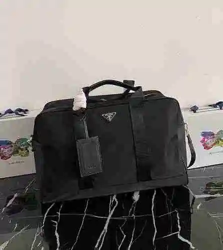 PRADA La bolsa de viaje exclusiva para hombres de Prada está hecha de cuero original importado de pr
