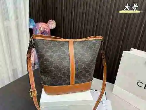 La bolsa tipo cubo está hecha de material de lona importado, con una bolsa de regalo de entrega de a