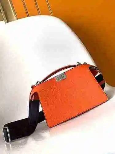 FENDI El bolso cruzado Fendi adopta una versión de réplica de alta gama de cuero original importado 