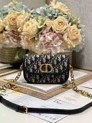 El bolso bandolera DIOR Dior está hecho de cuero original importado de primer nivel y una versión ré