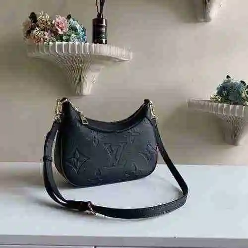 El bolso cruzado está hecho de cuero original importado de primer nivel y una versión réplica de alt