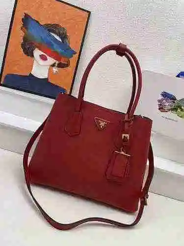 El bolso está hecho de cuero original importado de primer nivel y una réplica de alta gama para su e