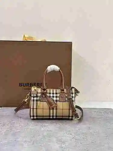 Burberry Pillow Bag está hecho de cuero original importado de primer nivel y una versión réplica de 