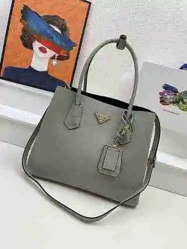 El bolso está hecho de cuero original importado de primer nivel y una réplica de alta gama para su e
